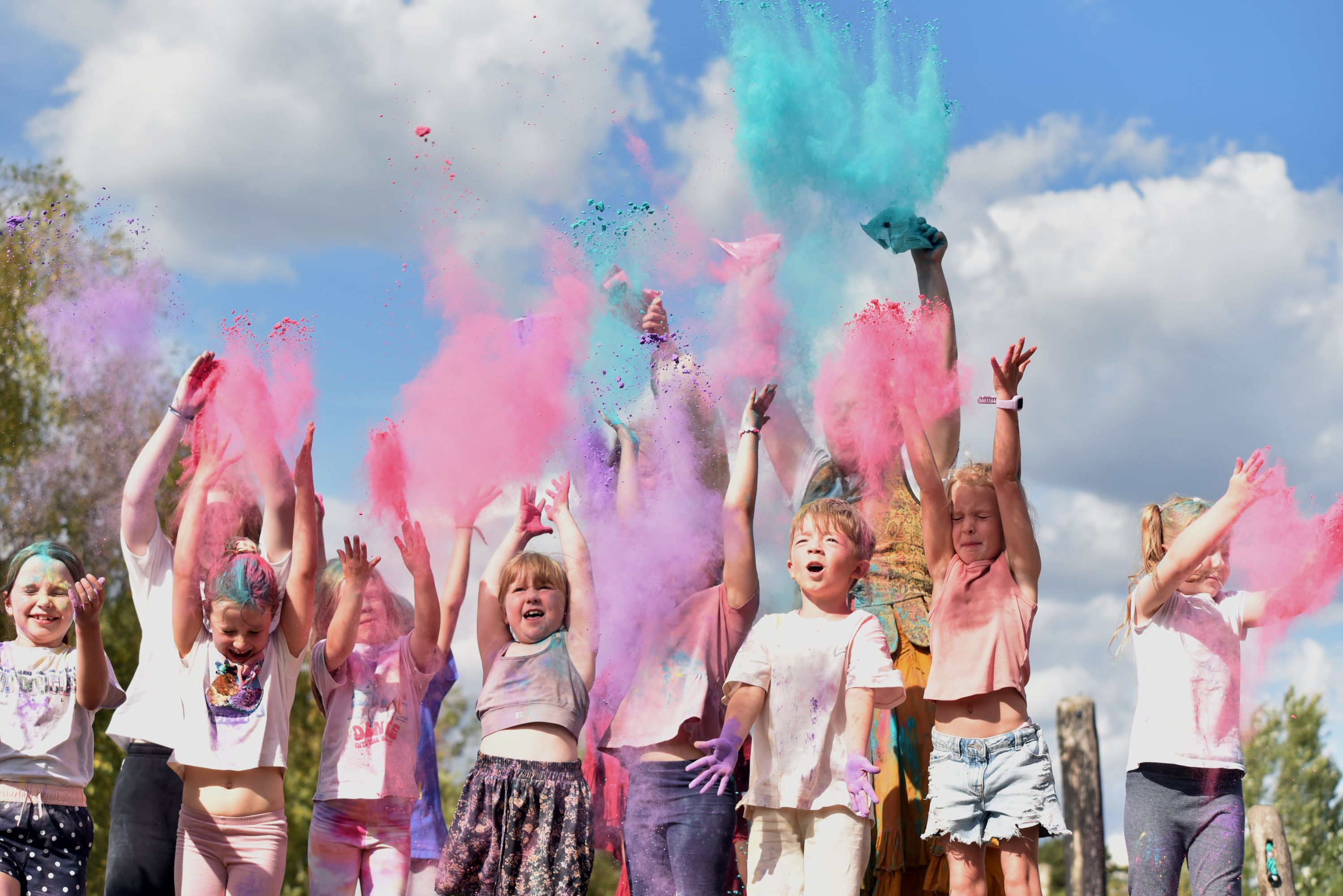 Hobbledown Epsom Hullabaloo Festival Color Powder (1)